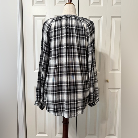 LOFT EUC❤️ Black and White Plaid Relaxed Buttoned Blouse with detailed neck - Picture 5 of 10